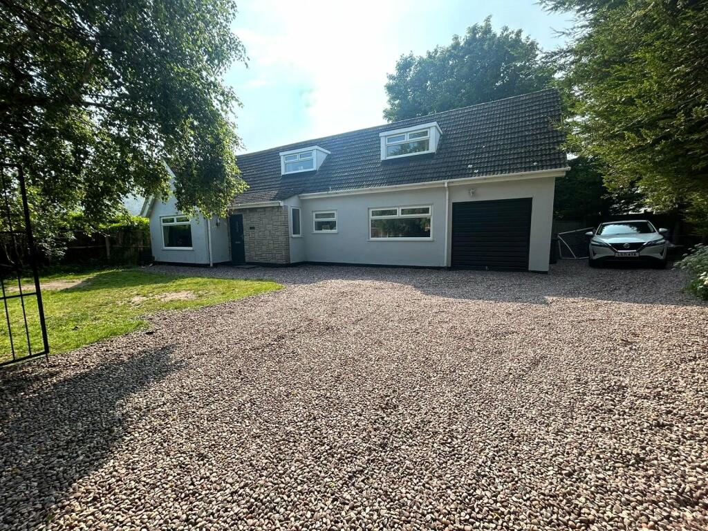 4 bedroom detached house for sale in Liverpool Road, Neston, Cheshire, CH64