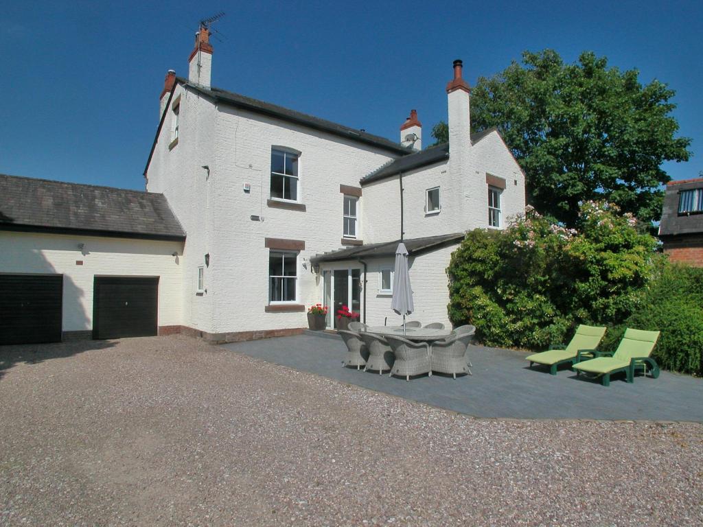 6 bedroom detached house for sale in Haddon Lane, Ness, Neston