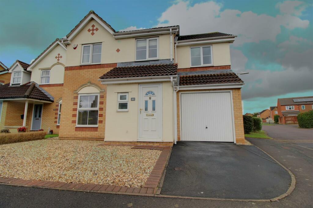 4 bedroom detached house for sale in Highclere Road, Quedgeley, Gloucester, GL2