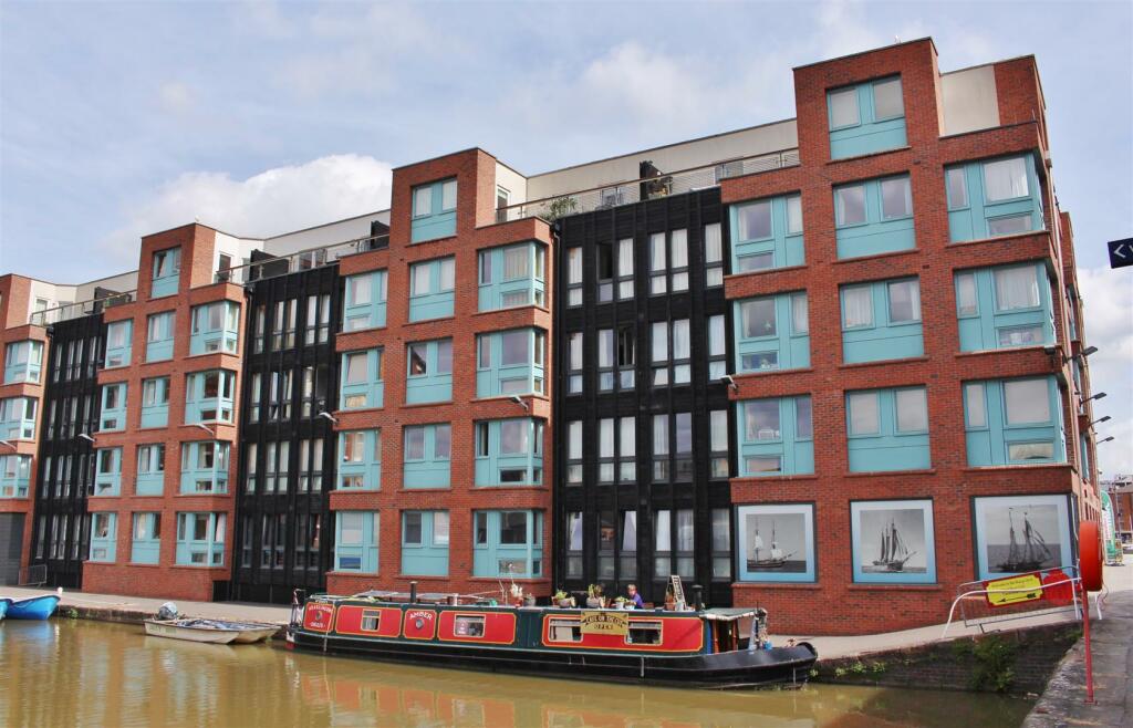 2 bedroom apartment for sale in Barge Arm, Gloucester Docks, GL1