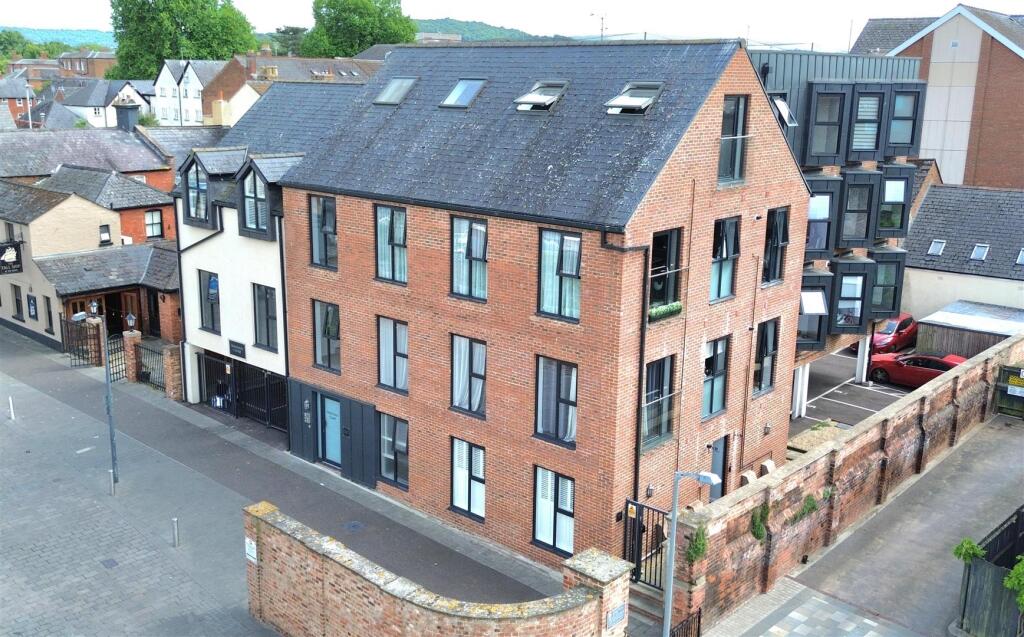 Main image of property: Mariners Court, Gloucester Docks