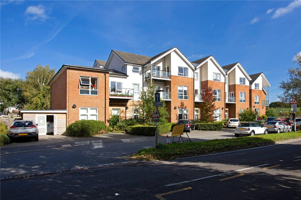 2 bedroom flat for sale in Lower Luton Road, HARPENDEN, AL5