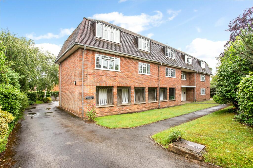 3 bedroom flat for sale in Amenbury Court, Harpenden, AL5