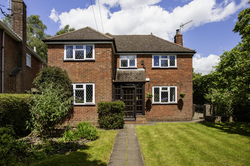 4 bedroom detached house for sale in Sibley Avenue, Harpenden, AL5