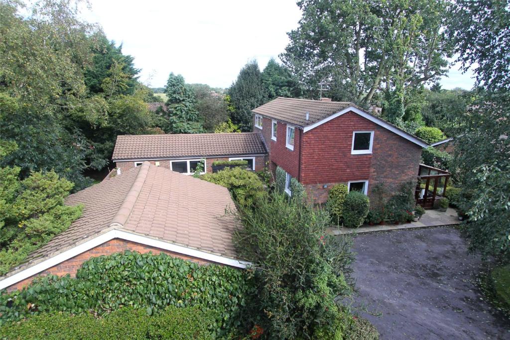 4 bedroom detached house for sale in Roundwood Park, Harpenden