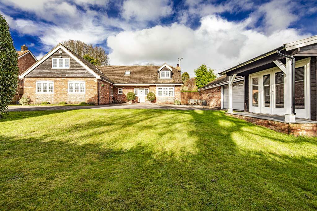 5 bedroom detached house for sale in Upstream, Upper Basildon, RG8