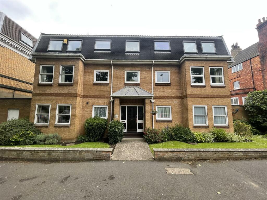 2 bedroom flat for sale in Filey Road, Scarborough, YO11