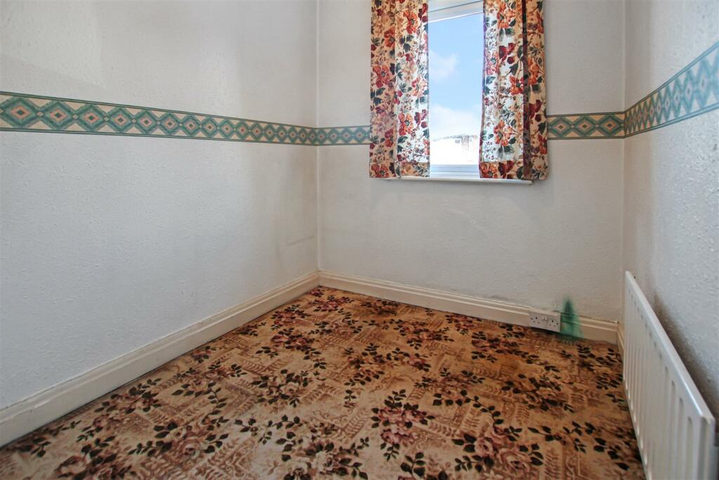 3 bedroom semidetached house for sale in Greenside Drive, Leeds, LS12