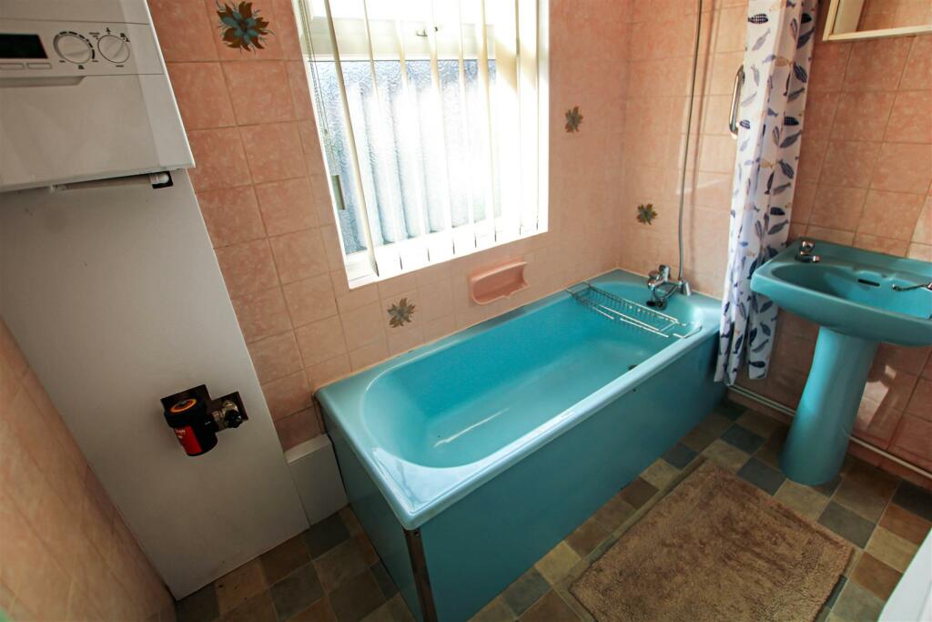 3 bedroom semidetached house for sale in Greenside Drive, Leeds, LS12