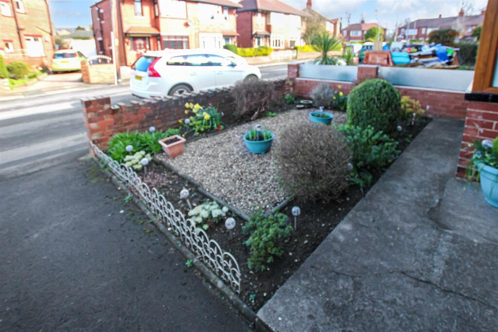 3 bedroom semidetached house for sale in Greenside Drive, Leeds, LS12