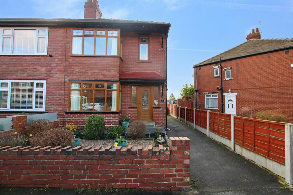3 bedroom semidetached house for sale in Greenside Drive, Leeds, LS12