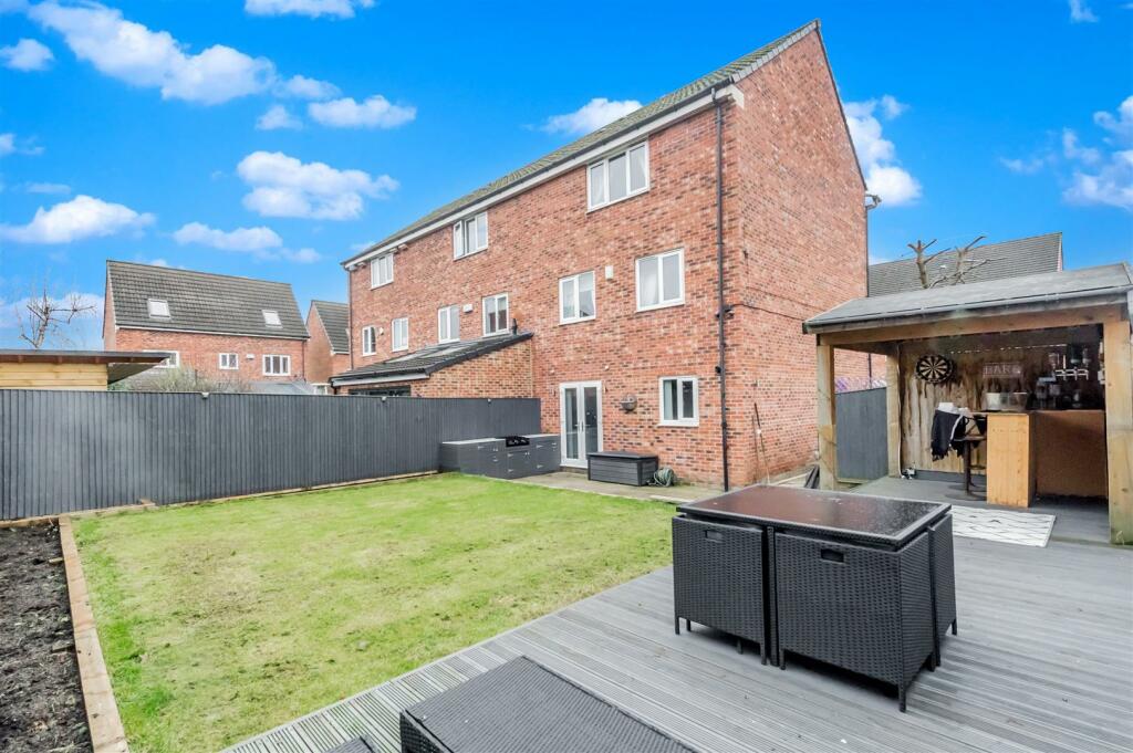 4 bedroom town house for sale in Ironstone Gardens, Farnley, Leeds, LS12