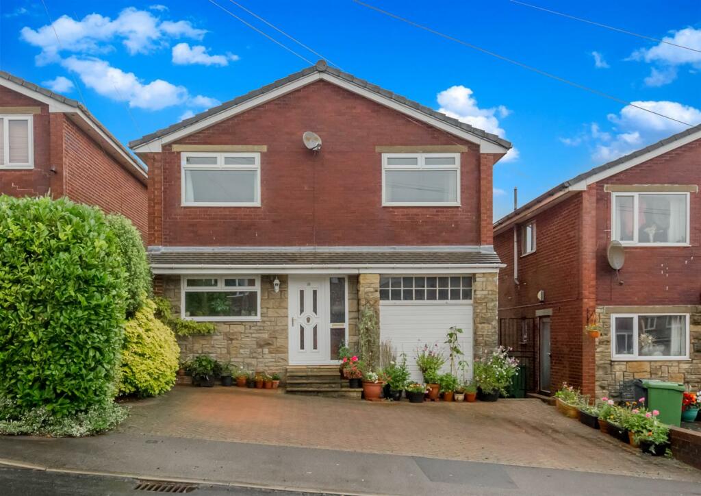 4 bedroom detached house for sale in Highfield View, Guildersome, Leeds