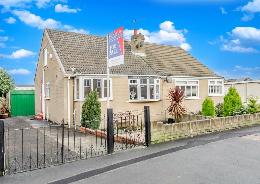 2 bedroom semidetached bungalow for sale in Castle Ings Gardens, New