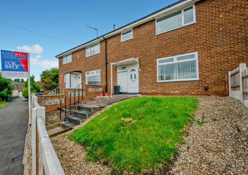 3 bedroom town house for sale in Bawn Approach, New Farnley, Leeds, LS12