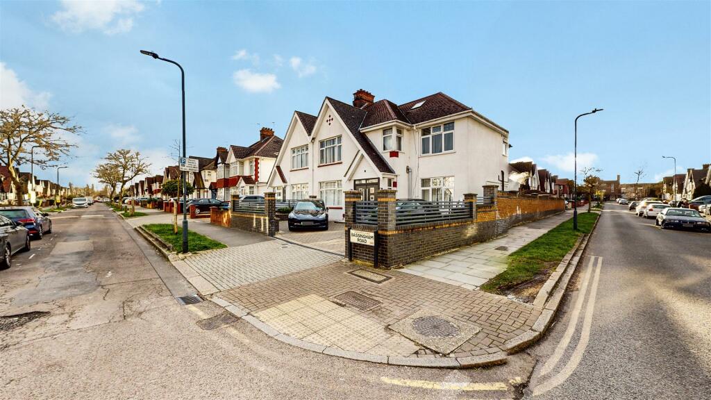 7 bedroom semidetached house for sale in Bassingham Road, Wembley, HA0