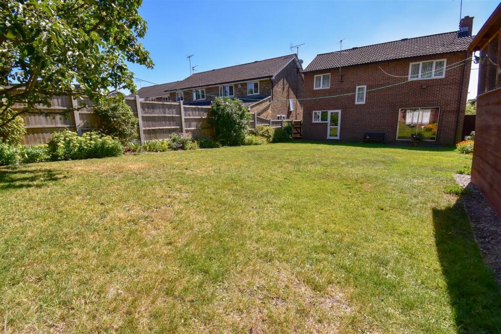 4 bedroom detached house for sale in Lower Crescent, Linford, SS17