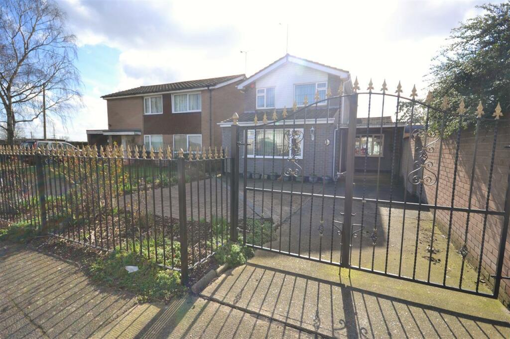 3 bedroom detached house for sale in Pepys Close, Tilbury, RM18
