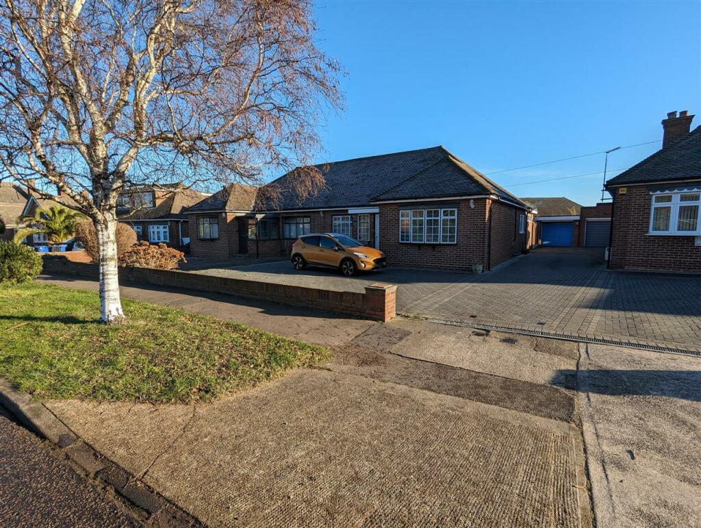 2 bedroom bungalow for sale in Heath Road, Orsett Heath, RM16