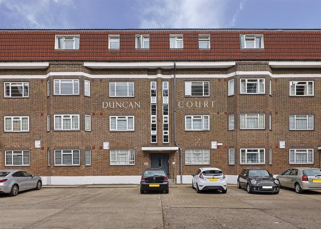 Main image of property: Green Lanes, Winchmore Hill, N21