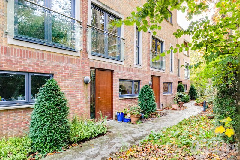 3 bedroom terraced house for sale in Bridgemount Mews, Mount Pleasant