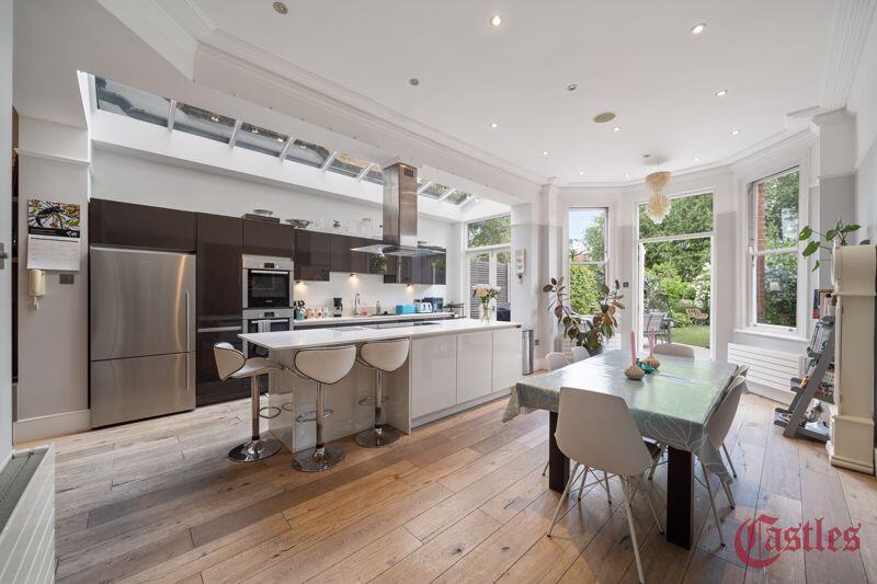 Main image of property: Park Avenue North, N8