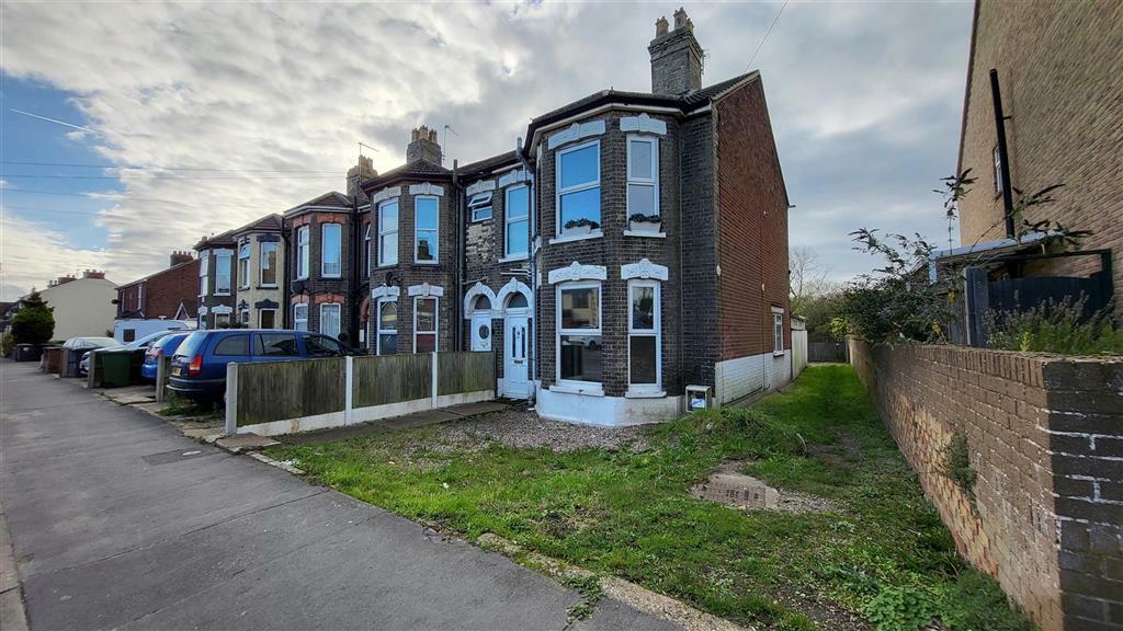 4 bedroom end of terrace house for sale in Yarmouth Road, Caisteron