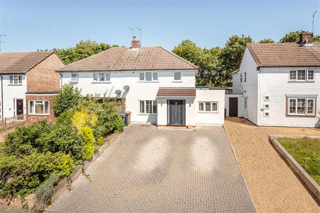 3 bedroom semidetached house for sale in Twyford Gardens,