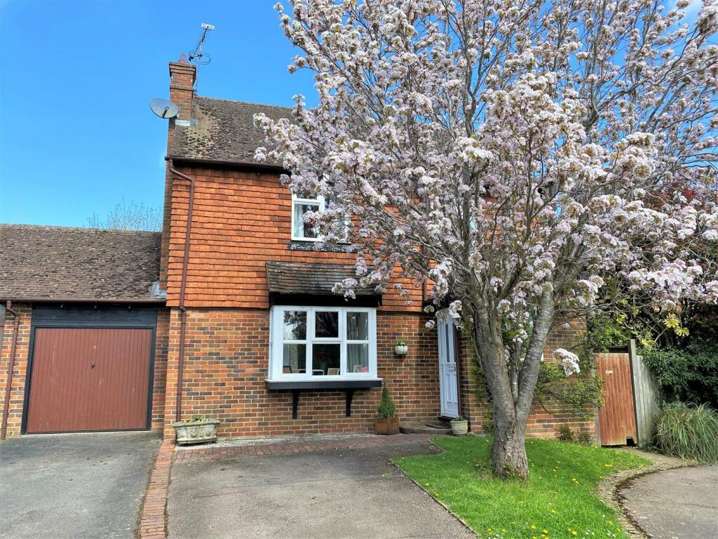 4 bedroom link detached house for sale in Bodsham Crescent, Bearsted