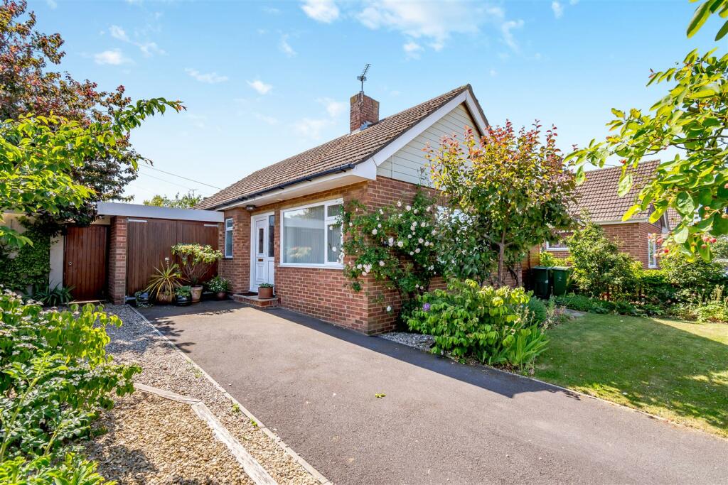 2 bedroom detached bungalow for sale in Fauchons Close, Bearsted