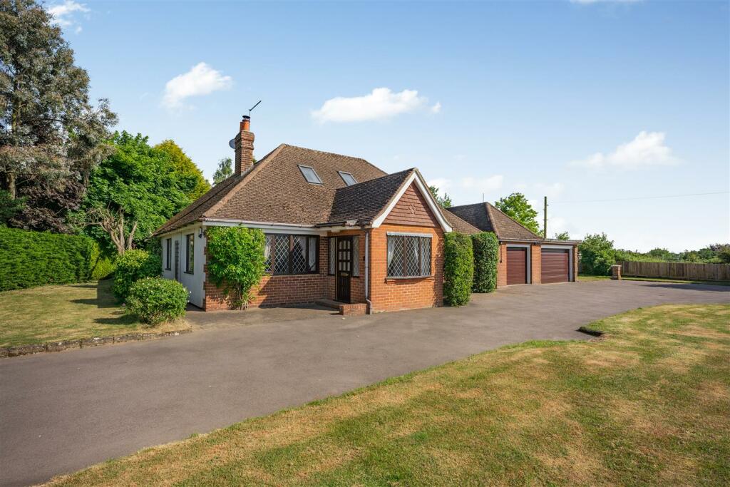 4 bedroom detached house for sale in Bull Hill, Lenham Heath, Maidstone