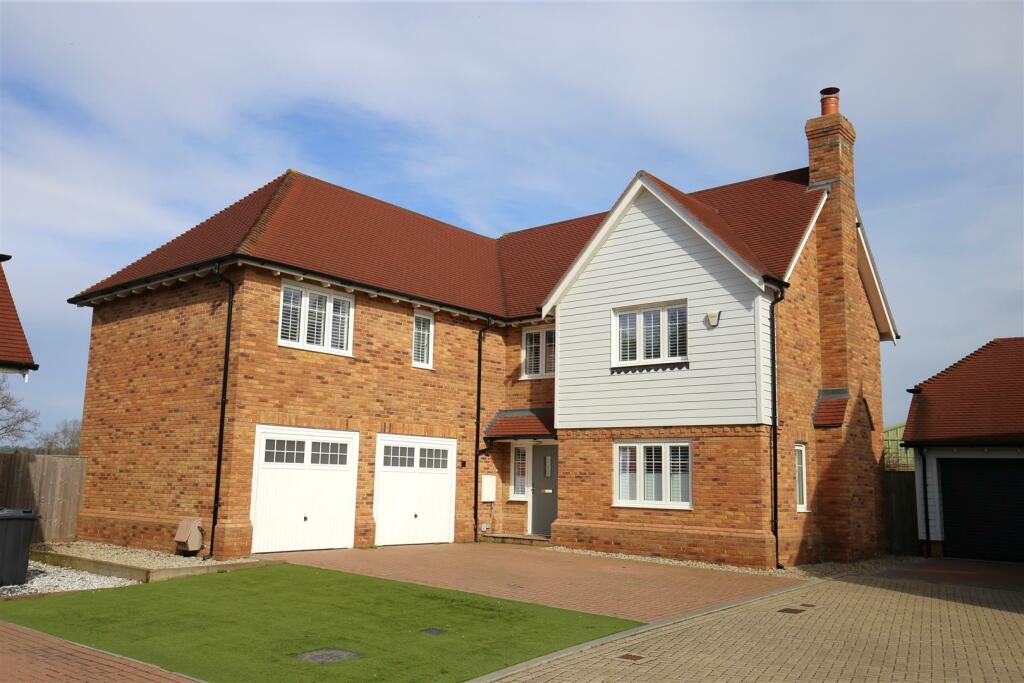 5 bedroom detached house for sale in Woodford Park, Staplehurst