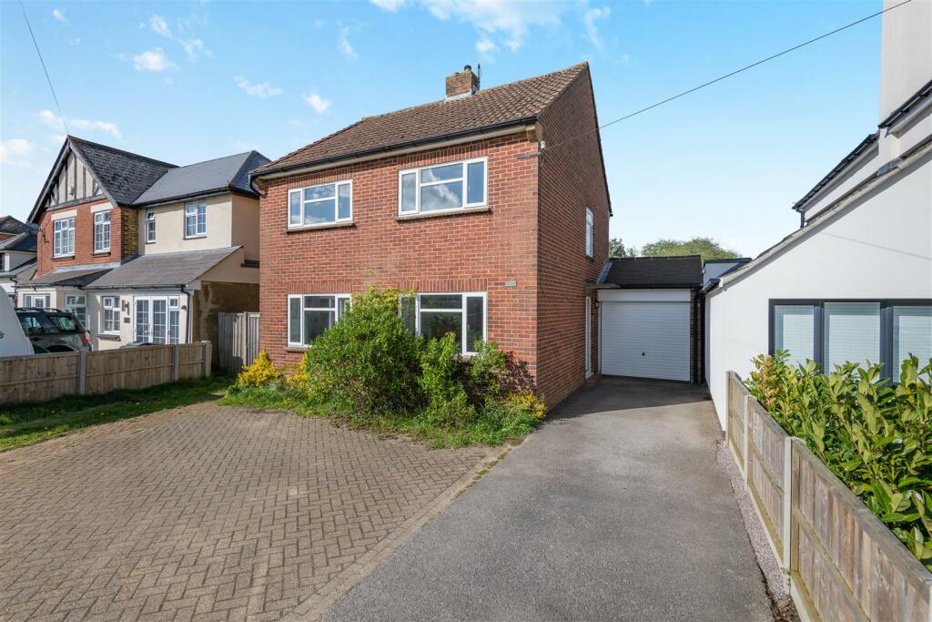 3 bedroom detached house for sale in Heath Road, Coxheath, Maidstone, ME17