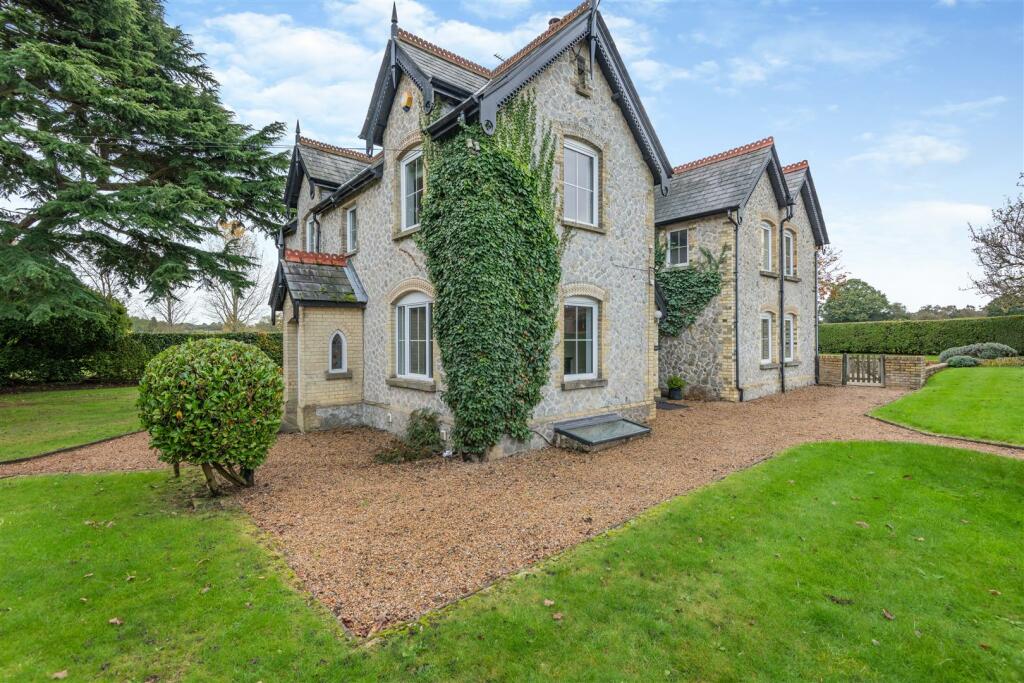 4 bedroom detached house for sale in Roughetts Road, Ryarsh, West