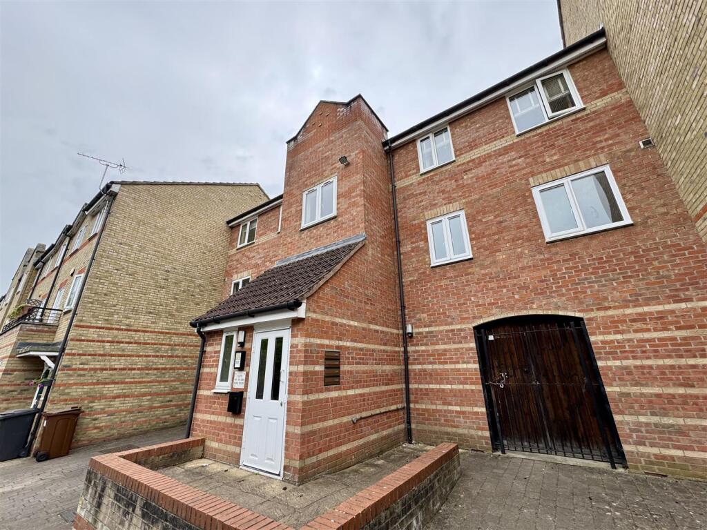 Main image of property: Rookes Crescent, Chelmsford, Essex
