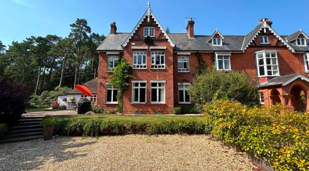 Main image of property: 17 Gardeners Hill Road, Farnham, GU10