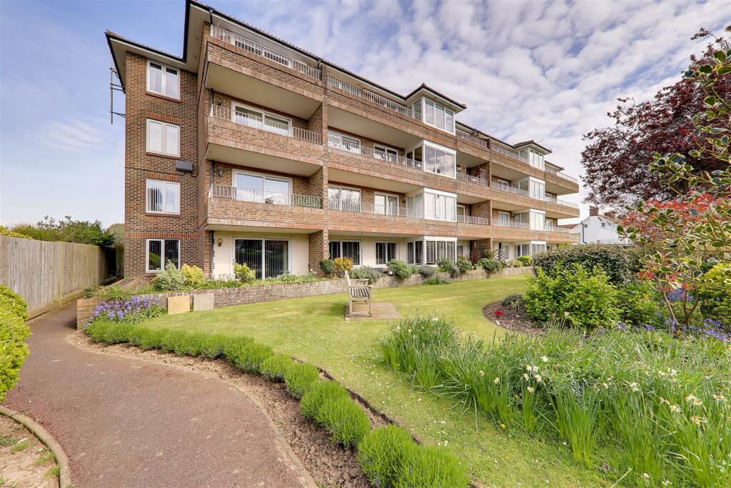 2 bedroom flat for sale in Grand Avenue, Worthing, BN11