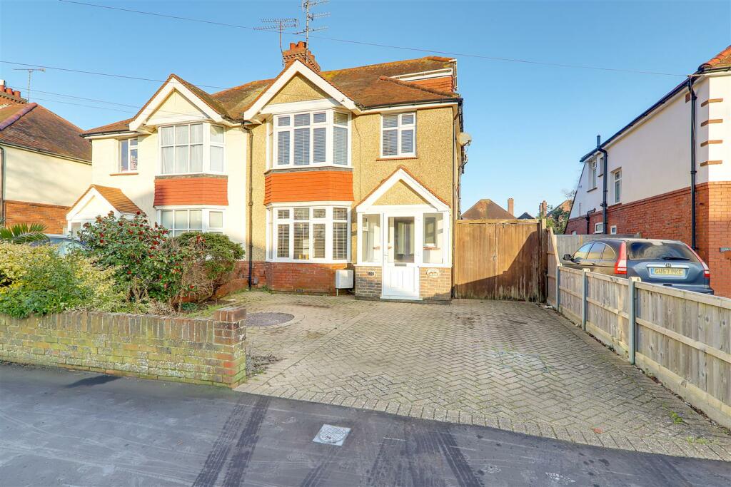 4 bedroom semidetached house for sale in Broomfield Avenue, Thomas A