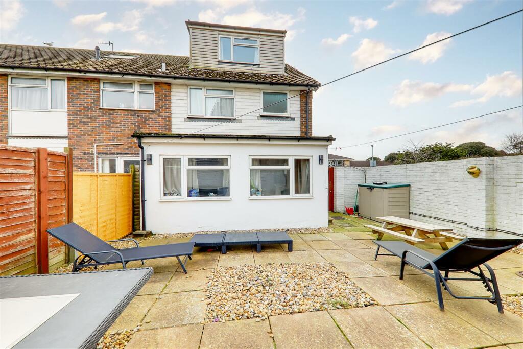 4 bedroom end of terrace house for sale in Rectory Gardens, Worthing, BN14