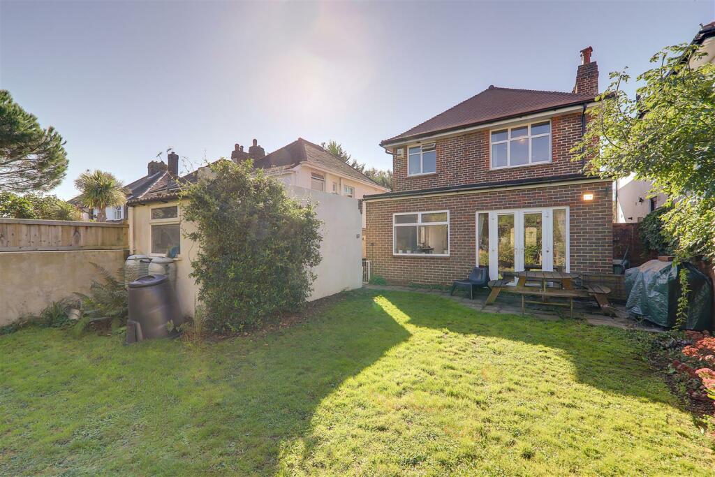 3 bedroom detached house for sale in Lavington Road, Worthing, BN14