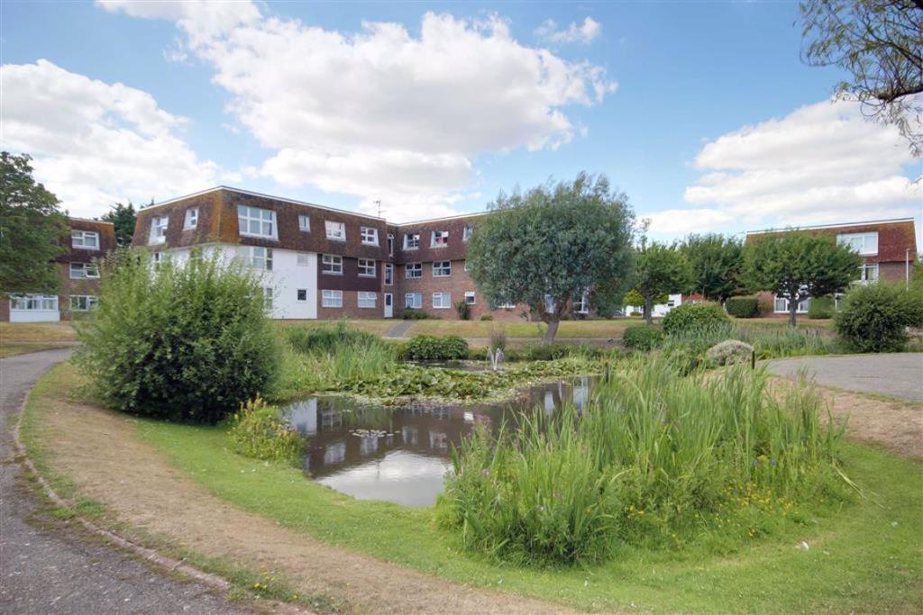 2 bedroom flat for sale in Westlake Gardens, Tarring, Worthing, West Sussex, BN13 , BN13