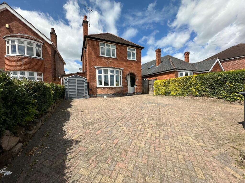3 bedroom detached house for sale in Church Road, Stretton, Burtonon