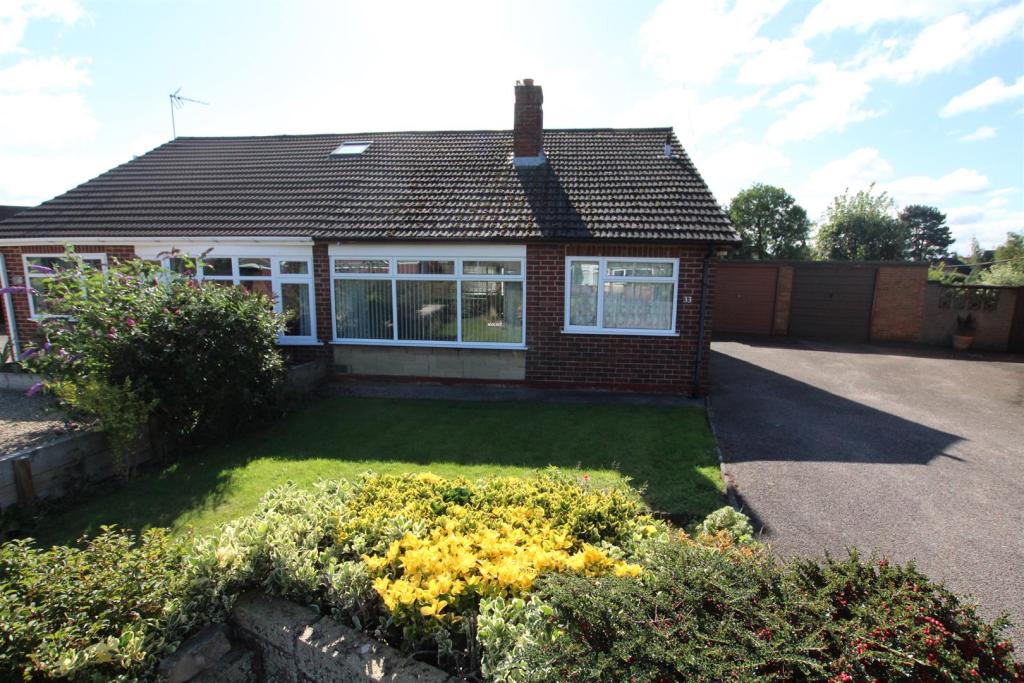2 bedroom semidetached bungalow for sale in Westmead Road, Barton