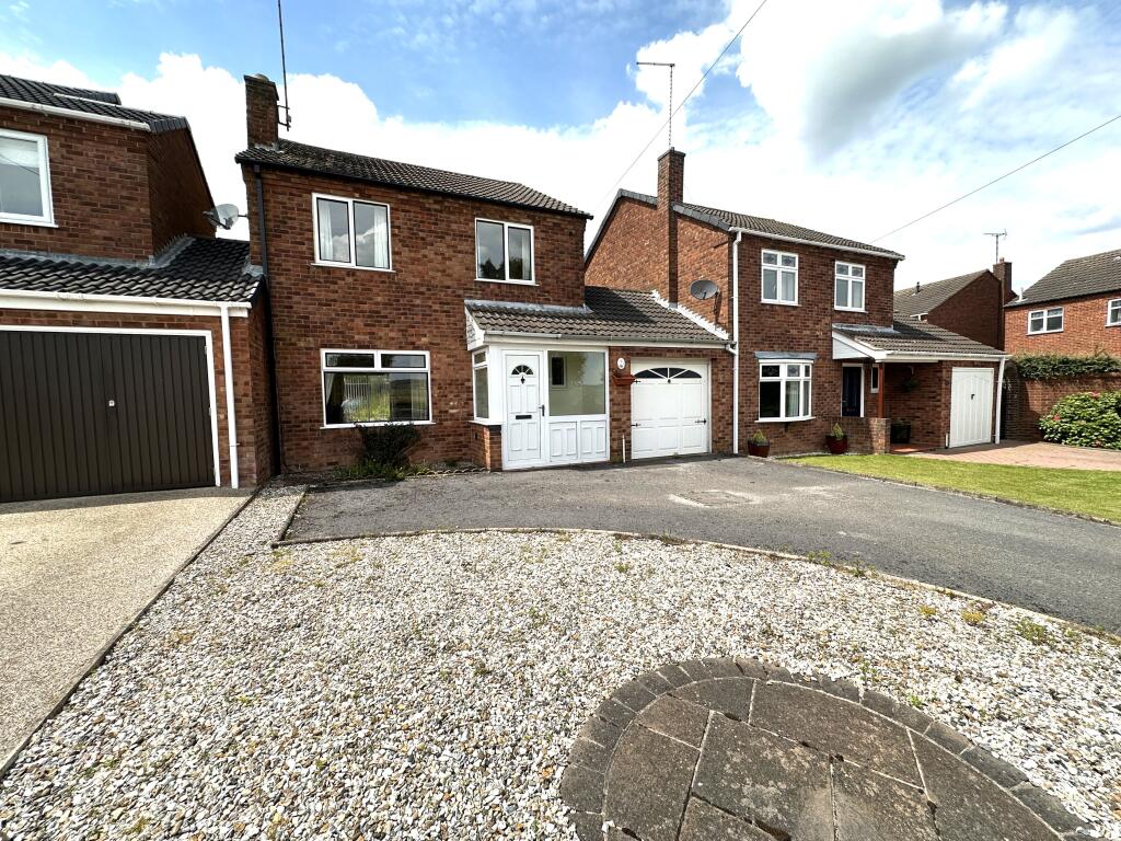 3 bedroom detached house for sale in Sandcliffe Road, Midway
