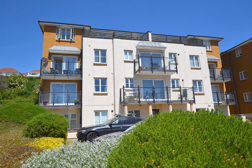 2 bedroom ground floor flat for sale in Lower Corniche, Hythe, CT21