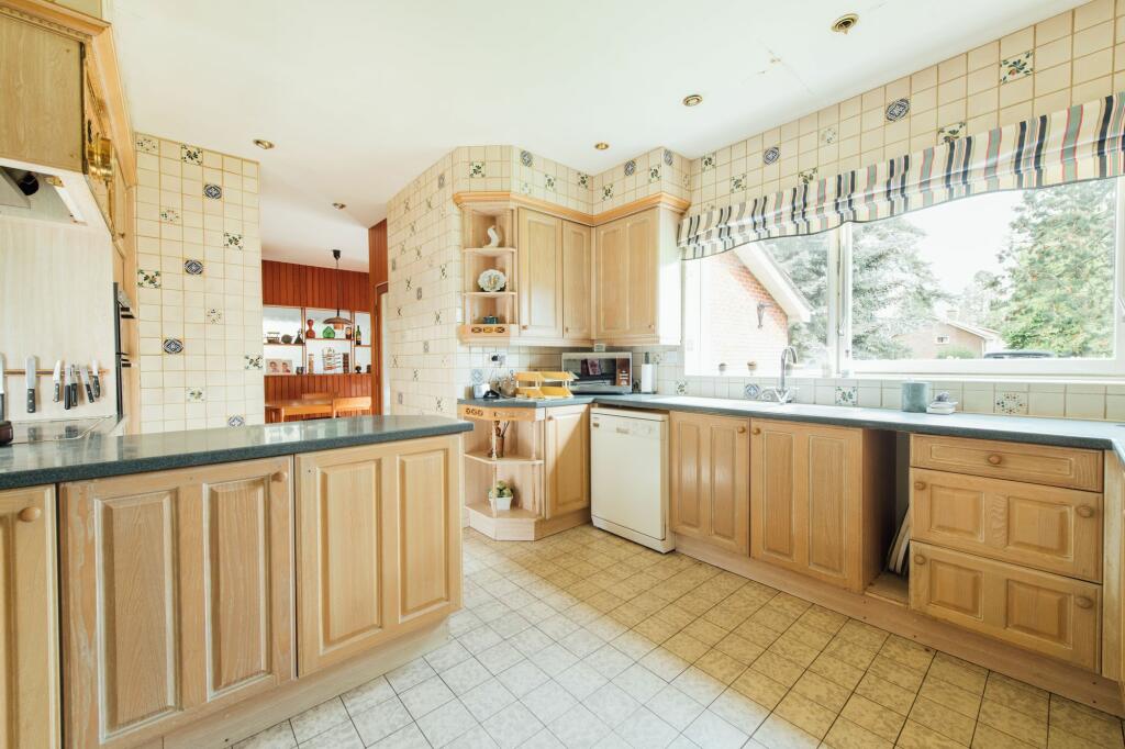 5 bedroom detached house for sale in Hampden Road, Flitwick, MK45