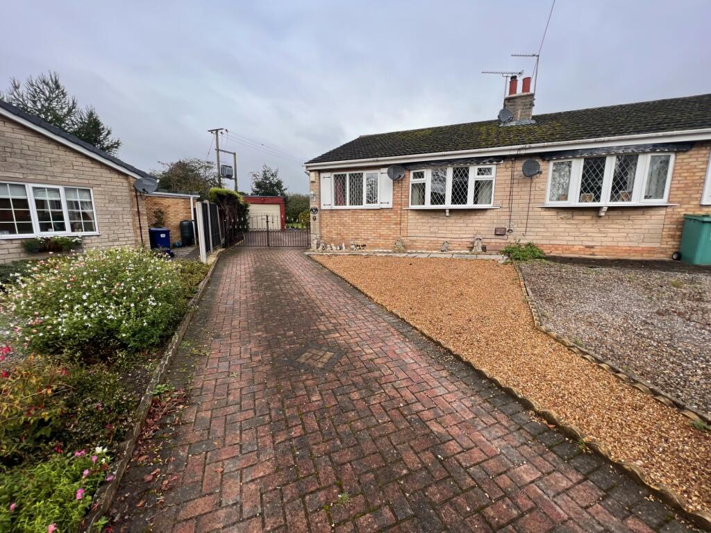 2 bedroom semidetached bungalow for sale in Beech Grove, Camblesforth