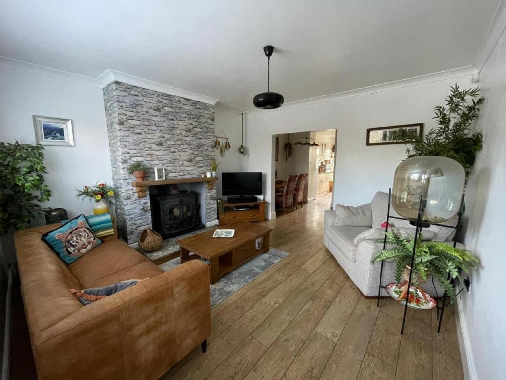 3 bedroom terraced house for sale in New Cottages, Rawcliffe Bridge