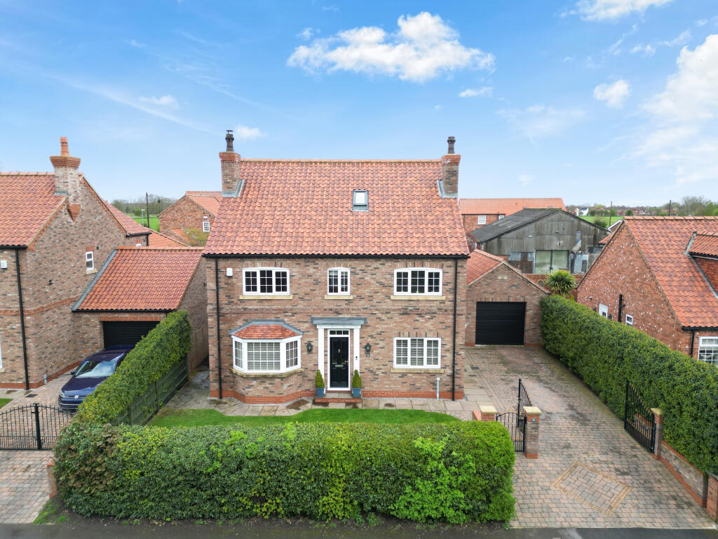 5 bedroom detached house for sale in Back Lane, East Cowick, Goole