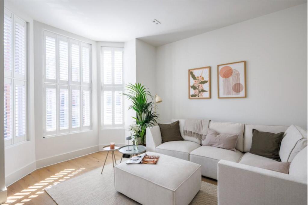 Main image of property: Winchmore Hill, London, N21 